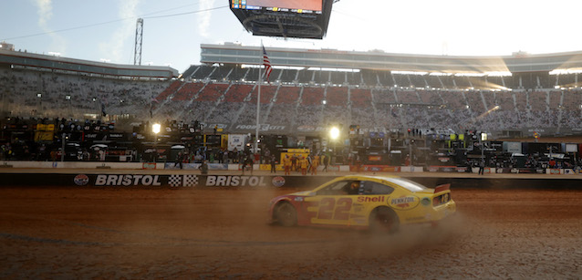 Bristol dirt, gara<br />A sorpresa spunta Logano