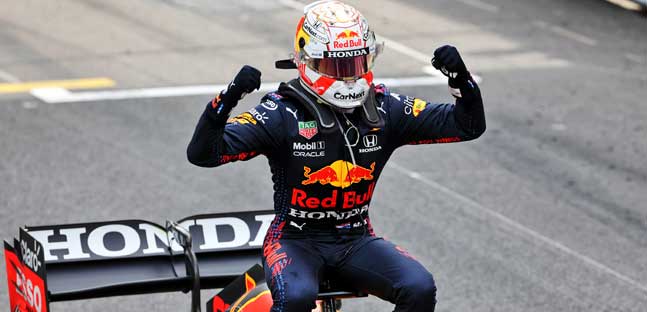 Verstappen nuovo leader iridato,<br />Sainz primo podio con la Ferrari