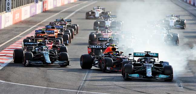 Verstappen out, Hamilton sbaglia<br />Perez conquista il suo secondo GP<br />