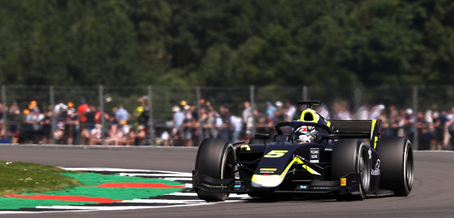 Silverstone, libere<br />Ticktum primo, crash Pourchaire