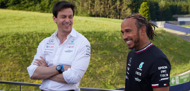 Hamilton, altri due anni in F1:<br />ufficiale il rinnovo con la Mercedes