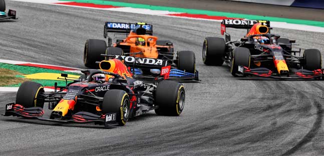 Verstappen vola, Hamilton crolla<br />Grande prova di Norris e Sainz