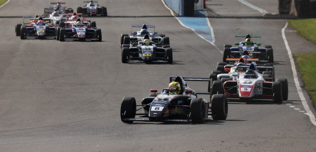 British F4 a Knockhill<br />Doppio Zagazeta, Rees leader