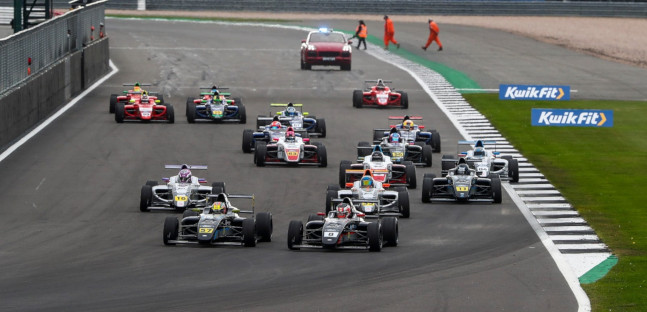 British F4 a Silverstone<br />Lotta per il titolo con contatto