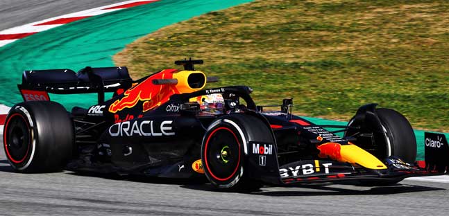 La nuova "vera" Red Bull RB18<br />si presenta in pista a Montmel&ograve;