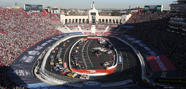 Logano vince il Clash a Los Angeles<br />Spettacolo per la prima nello stadio