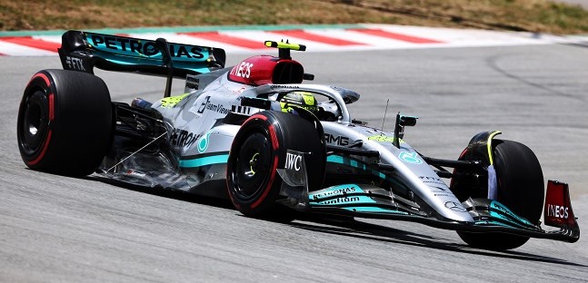 Mercedes W13 la rimonta passa<br />da un nuovo fondo e il doppio T-Tray