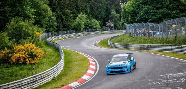 Clamoroso<br />Nordschleife, gare annullate per<br />motivi di sicurezza degli pneumatici 