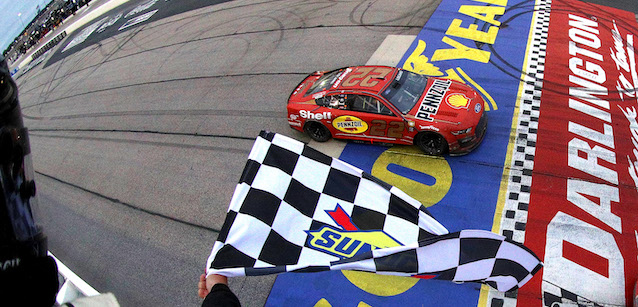 Darlington, gara<br />Logano, botta e vittoria