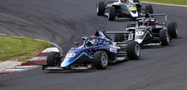 British F4 a Croft<br />Gray vince, Dunne contiene