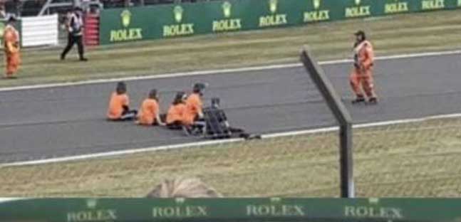 Troppa leggerezza degli organizzatori<br />per l'invasione di pista a Silverstone