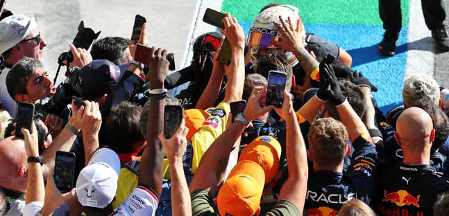 Polemiche e fischi a Monza<br />Verstappen beffa Leclerc