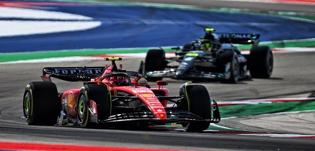 Fondi irregolari: Hamilton e Leclerc <br />squalificati dal GP, Sainz sale a podio