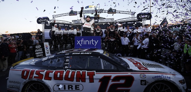 Martinsville, gara<br />Blaney vince, Hamlin e Truex out