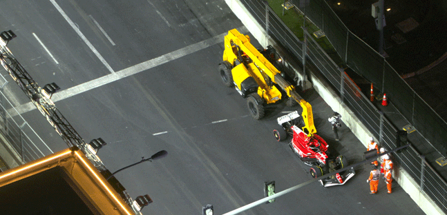 Un tombino ferma Las Vegas dopo 9'<br />Sainz e Ocon KO, sessione sospesa<br />