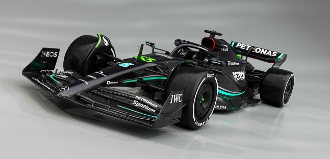 Mercedes svela la W14<br />La freccia nera del riscatto