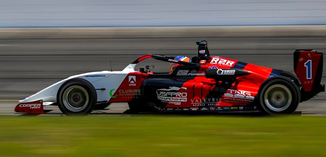 USF2000 a Indianapolis<br />Clark domina la Freedom 75