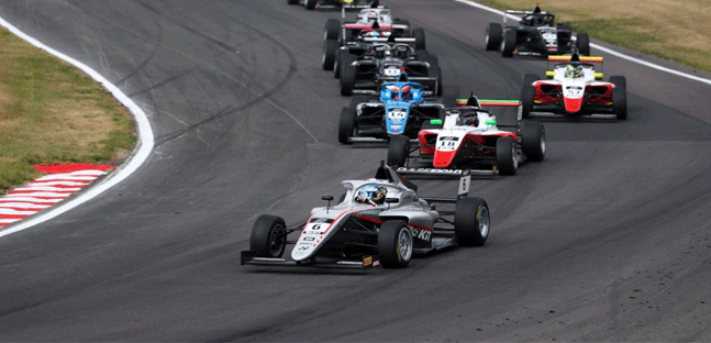 British F4 a Oulton Park<br />Macintyre si avvicina al leader Sharp