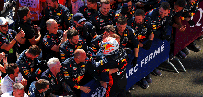 Red Bull 11 vittorie su 11 gare<br />La forza McLaren, Hamilton delude