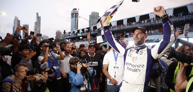 Pocono, gara <br />Hamlin vince ma sono scintille
