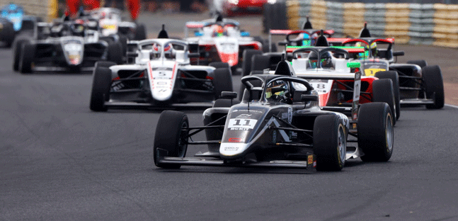 British F4 a Croft<br />Sharp accorcia su Macintyre