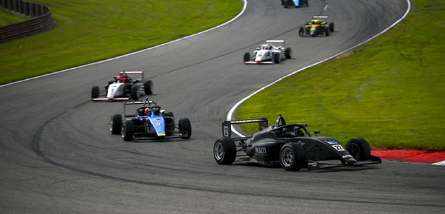 USF2000 a Mid-Ohio, gare<br />Sikes e Hughes ai ferri corti