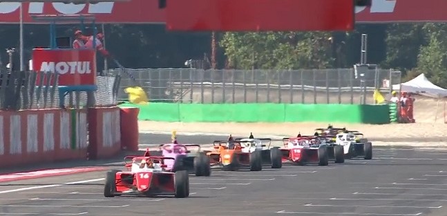 Monza, gara 3<br />Bustamante vince tra le safety-car