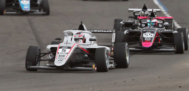 British F4 a Knockhill<br />Macintyre prova un nuovo allungo