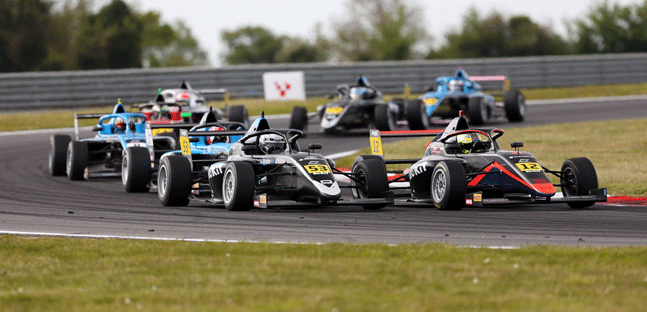 British F4 a Donington<br />Sharp-Macintyre separati da un punto