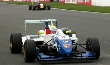 Silverstone, gara 1: vittoria di Turvey, campionato incertissimo