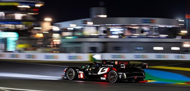 Le Mans – Ore 1<br />Kubica penalizzato, Toyota prima 