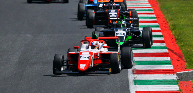 Mugello - Gara 1<br />Slater implacabile batte Beeton