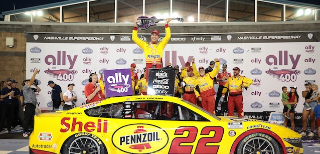 Nashville, gara<br />Logano vince la lotteria