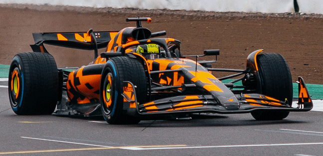La McLaren MCL39 in pista<br />Shake-down a Silverstone