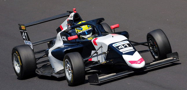 Test al Mugello, 1° giorno<br />Powell leader con R-Ace