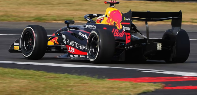 Silverstone, libere<br />Guida Tsolov, segue Wurz