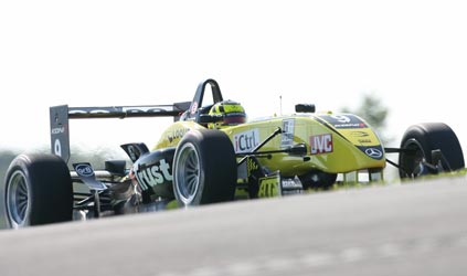 Brands Hatch, libere: Prema leader con Renger Van der Zande