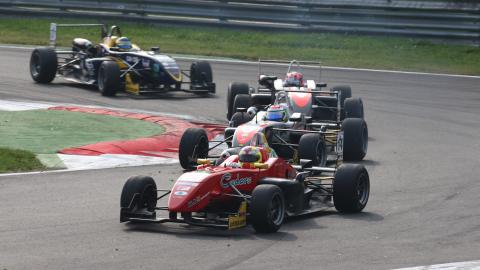 Monza, gara 1: Barba vince facile