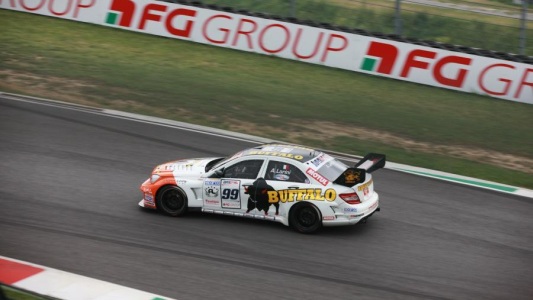 Mugello, gara 1: splendida vittoria di Larini 