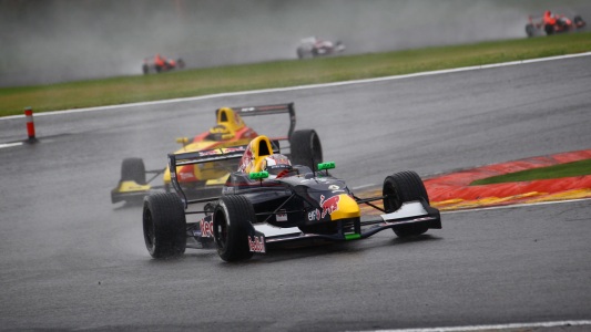 Spa, gara 2: Kvyat torna al successo