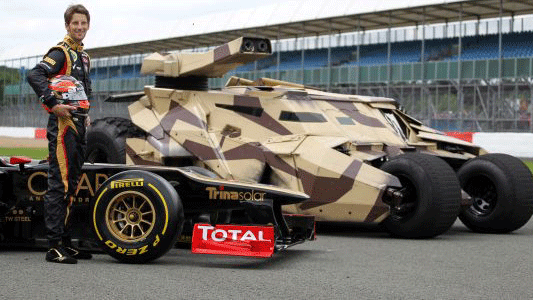 Silverstone - Libere 1<br>Grosjean primo con la... Batmobile