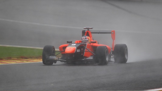 Spa, libere: Ellinas nella pioggia