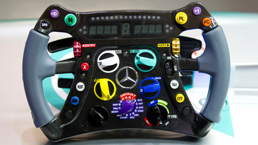 Hamilton “pulisce” il volante Mercedes 