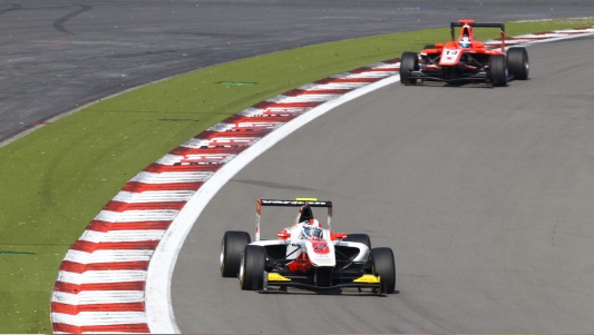 Nurburgring, gara 1: Regalia si prende tutto
