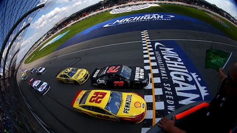 Michigan, gara: Logano centra il successo