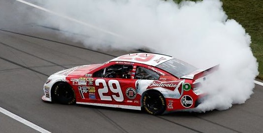 Kansas, gara: Harvick dalla pole con grinta