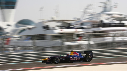 Abu Dhabi, qualifica<br>Kvyat in pole, un passo vero il titolo