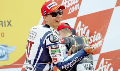 Silverstone, gara: Lorenzo vince indisturbato. Primo podio di Spies