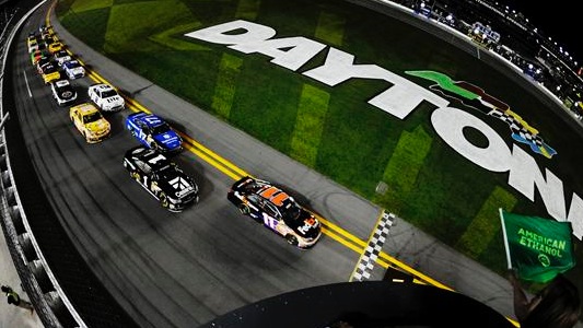 Daytona, Unlimited - Hamlin al top<br>Guai di motore per il team Hendrick