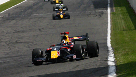 Spa - Gara 1<br>Sainz domina, Ghiotto sesto con 'sorpassone'